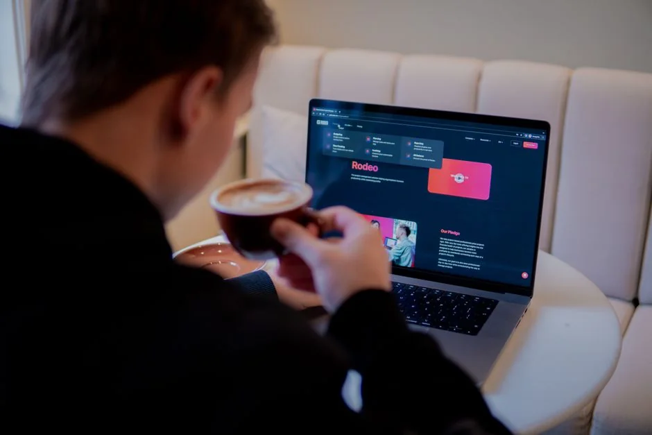 Femme d’affaires travaillant sur un ordinateur portable avec la page web Android 6.0 Marshmallow ouverte.